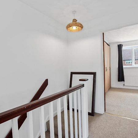Luxurious 2-Bedroom Haven In Vibrant Robinhood: Ideal For Business Or Leisure Stay Nottingham Kültér fotó